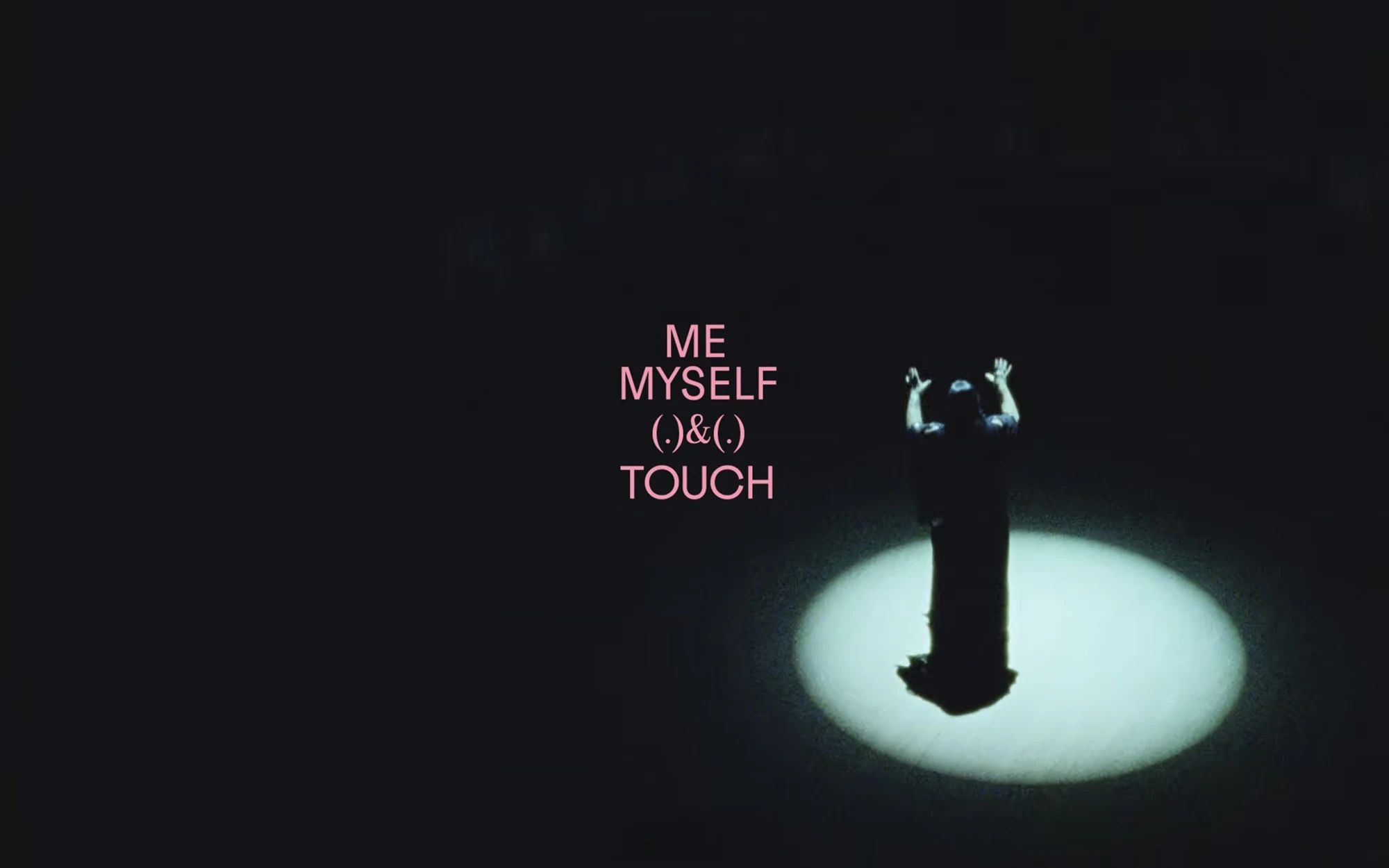 Tytuł kampanii „Me, Myself & Touch” i postać w świetle reflektora — kadr z filmu