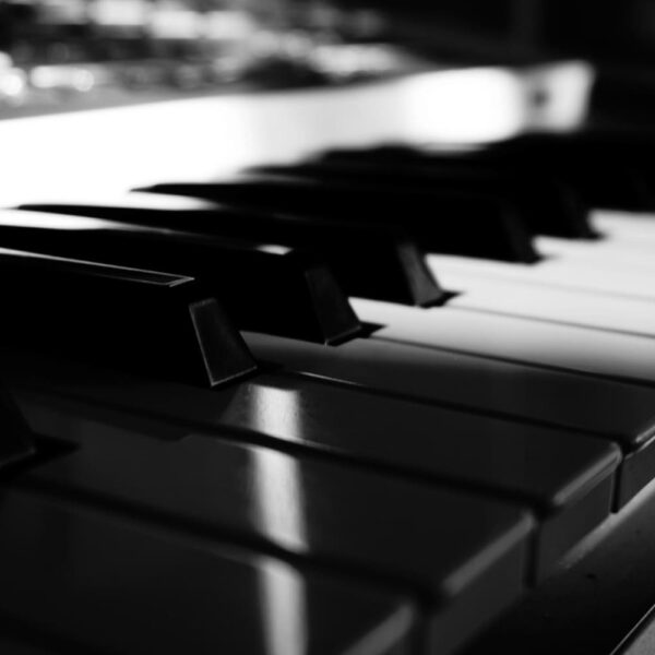 Pianino czy fortepian? Odkryj różnice między tymi instrumentami!