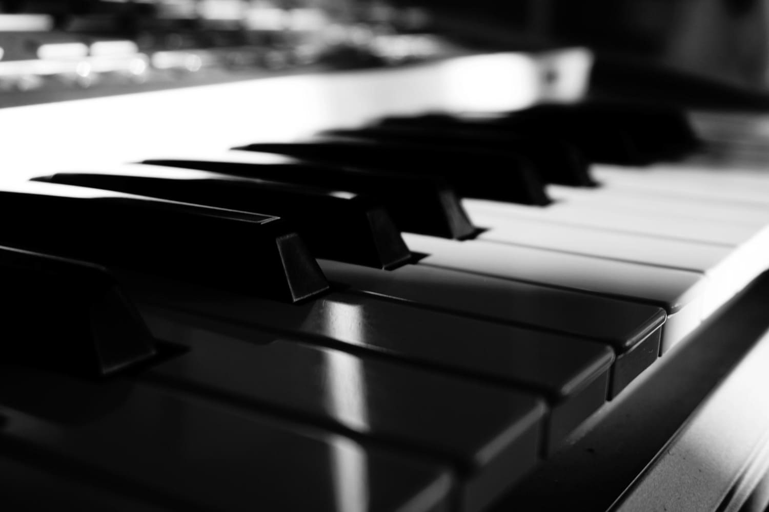 Pianino czy fortepian? Odkryj różnice między tymi instrumentami!
